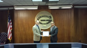 Consultor con cliente de servicios gubernamentales